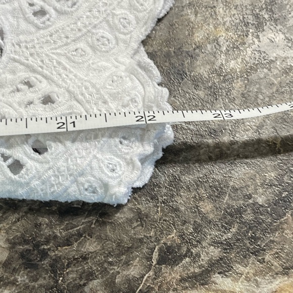 Chico's Women's White Cropped Pants Size 1 Eyelet Trim bottom Elastic Waist - Picture 2 of 8